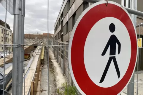 Rampe zum Viadukt: derzeit keine Bauarbeiten möglich; rechts: Guesthouse.