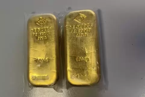 Um Goldbarren im Wert von 80.000 Euro hat eine Bande im September 2024 eine Zweibrückerin betrogen.