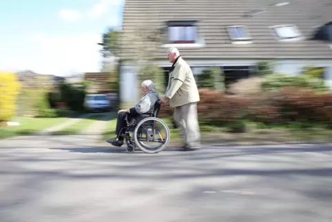 Auch körperlich beeinträchtigte ältere Menschen würden gern in ihrer gewohnten Umgebung bleiben. Die Familie allein kann das oft