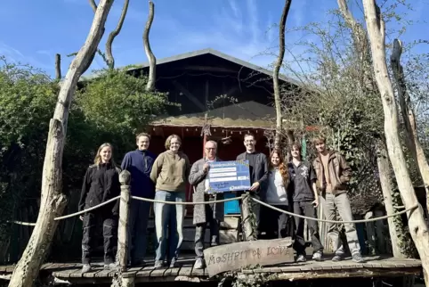 Der Spendenscheck wurde in einem laufenden Projekt in Otterstadt überreicht. Auf dem Bild zu sehen sind Pfarrer Thomas Jakubowsk