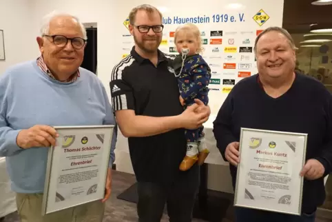  Thomas Seiler (mit Sohn Felix) zeichnete Markus Kuntz (rechts) und Thomas Schächter mit dem Ehrenbrief des Fußballverbands aus.