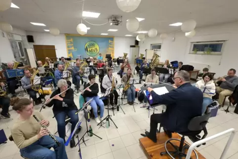 Beim Musikverein Berghausen wird unter der Leitung von Werner Spranz eifrig für das besondere Jubiläumskonzert geprobt. 