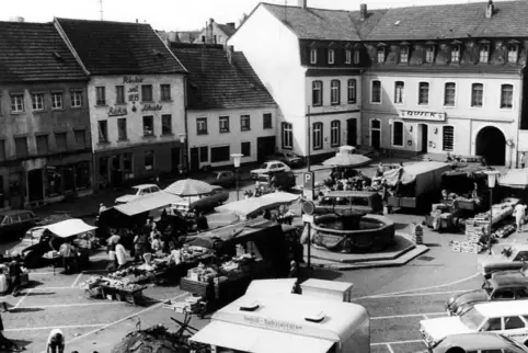 Der Brunnen steht seit über 110 Jahren auf dem Hallplatz, hier ein Foto aus der Zeit, bevor die Hallplatzgalerie gebaut wurde. 