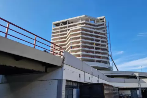 Das Betonskelett des Rathausturms.