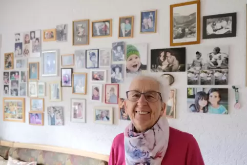 Ist auch in hohem Alter noch aktiv: Gertrud Weber aus Mauschbach – hier vor den Bildern ihrer großen Familie – feiert am 4. Apri