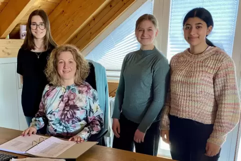 Schauen Bürgermeisterin Silke Schmitt-Makdice über die Schulter: (von links) Anna-Sophia Eßwein, Teresa Zöller und Maryanna Awwa
