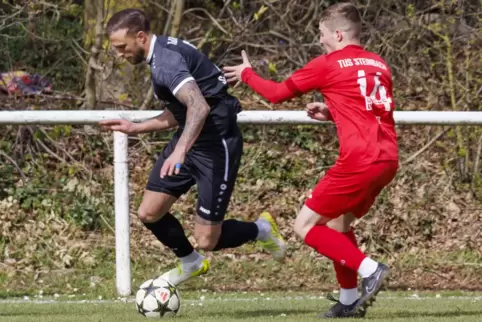Rico Metz (rechts), hier im Derby gegen Rüssingen, fehlt dem TuS Steinbach in Bad Kreuznach. 