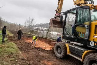 Die Baggerarbeiten für den Barbarossa-Radweg haben im Bereich den Bahnhofs begonnen.