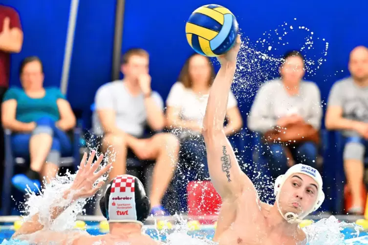 Er misst 1,90 Meter und wiegt 100 Kilogramm: Centerspieler Konstantinos Sopiadis (am Ball). 