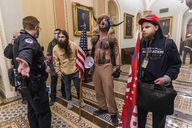 Zwei Gedankenwelten: Beim Sturm aufs US-Kapitol 2021 stehen sich Ordnungsh&uuml;ter und Demonstranten gegen&uuml;ber.