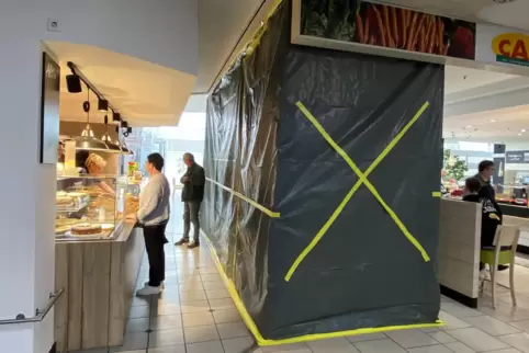 Seit Wochen sorgt dieses schwarze Zelt vor der Bäckertheke bei den Kunden für Verwirrung. 
