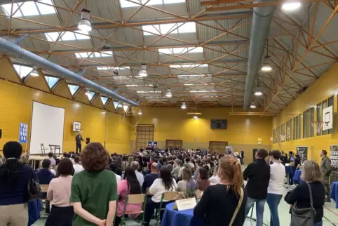 Volles Haus: die Realschulturnhalle beim Expertenabend. 