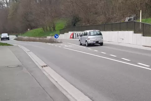 Die Hangmauer am Fahrbahnteiler am Ortsausgang Rimschweiler in Richtung Ixheim krönt ein Stahlgeländer. 