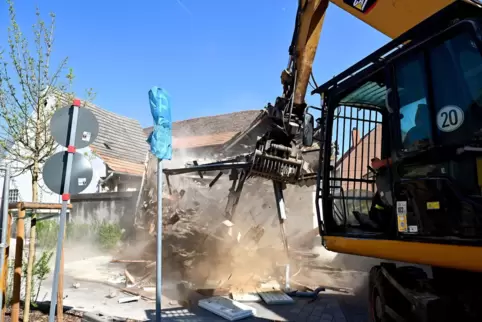 Mit dem Bagger wird die Scheune in der Wachenheimer Entengasse abgerissen. 