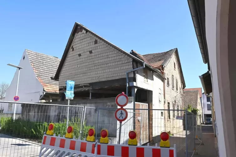 Der Giebel einer Scheune hing schief. 