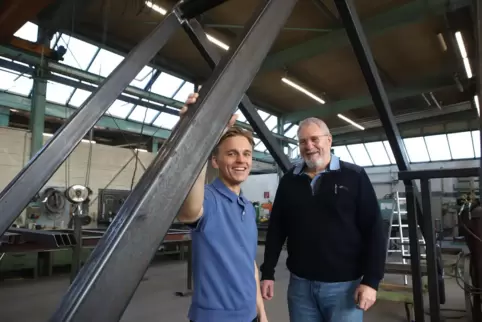 Für den Bornheimer Metallbaubetrieb FW Glashaus ist neuerdings Manuel Eckstädt (vorne) zuständig. Firmengründer Jürgen Frey setz