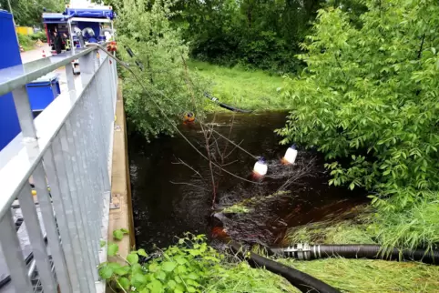 So sah es Pfingsten 2024 in Wörth aus: Pumpstation im Heilbach an der Brücke kurz vor dem Netto-Markt.