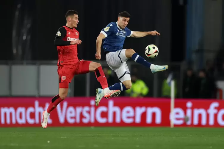 Im Duell mit Leverkusens Patrik Schick (links): Bielefelds Stefano Russo.
