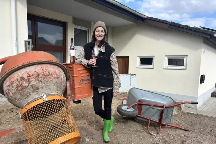 Mitarbeiterin Janina Croissant schmeckt ihr Terrassen-Wein auch schon ohne Terrasse super. 