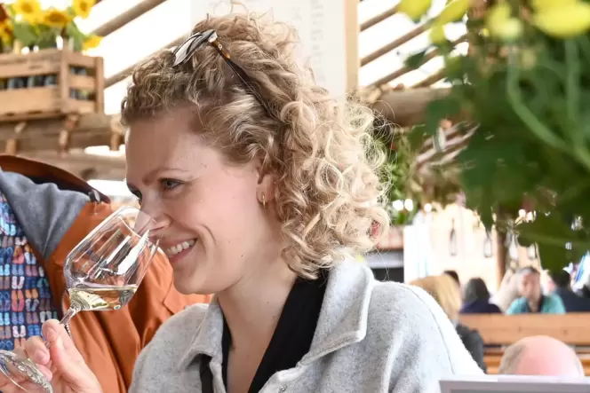 Für Janina Huber passt der Silvaner von Esther Grün perfekt zu Spargel. Für Janina Huber passt der Silvaner von Esther Grün perfekt zu Spargel.