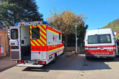 Der Rettungsdienst übernahm die verletzte Person im Kübelweg. 