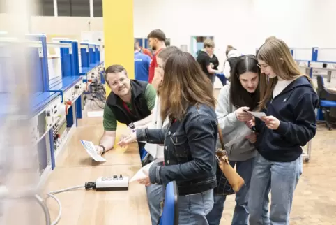 Vor allem in den Bereichen Elektro und Chemikanten sucht das Unternehmen noch Auszubildende. 