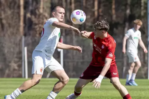  Federico Passariello (rechts), hier im Zweikampf mit dem Augsburger David Babic, sorgte für die frühe Führung der B-Junioren de