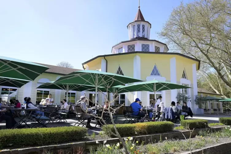 Bei traumhaftem Wetter f&uuml;llte sich die Terrasse des wiederer&ouml;ffneten Turmrestaurants schnell. Schon bald soll auch ein Parkkiosk