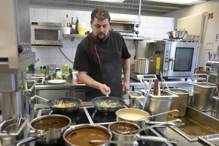 Tommy Bauer ist einer der f&uuml;nf K&ouml;che im Restaurant, bald sollen acht K&ouml;che hier arbeiten.