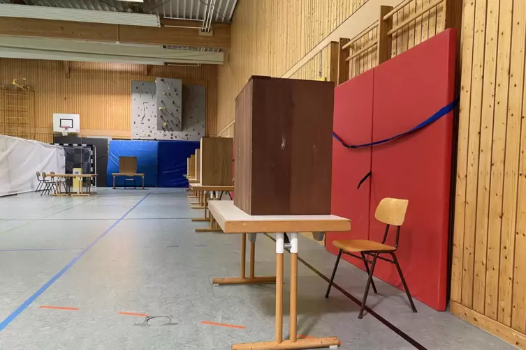 Leere Wahlkabinen gab es viele. Was angesichts der niedrigen Wahlbeteiligung nicht verwundert. 