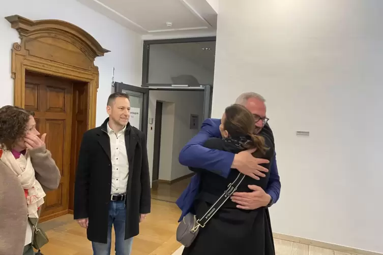 Immer mehr Freunde kommen ins Stadthaus, um dem Amtsinhaber zu gratulieren. 