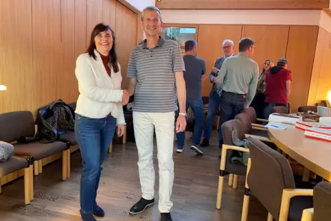 Gabriele Flach hat die Wahl gewonnen, Helmut Großmann gehörte zu den ersten Gratulanten.