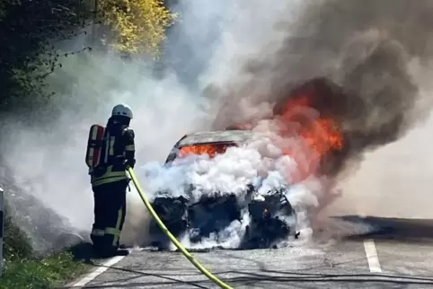 Die Feuerwehrleute löschten den Brand unter Einsatz von schwerem Atemschutz mit Löschschaum.