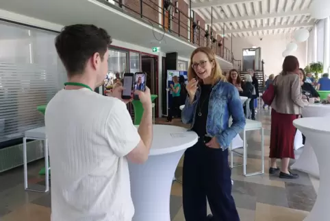 Im Foyer des Freischwimmers in der Pettenkoferstraße wurde das erworbene Wissen gleich umgesetzt: Hier wird ein Film für Social 