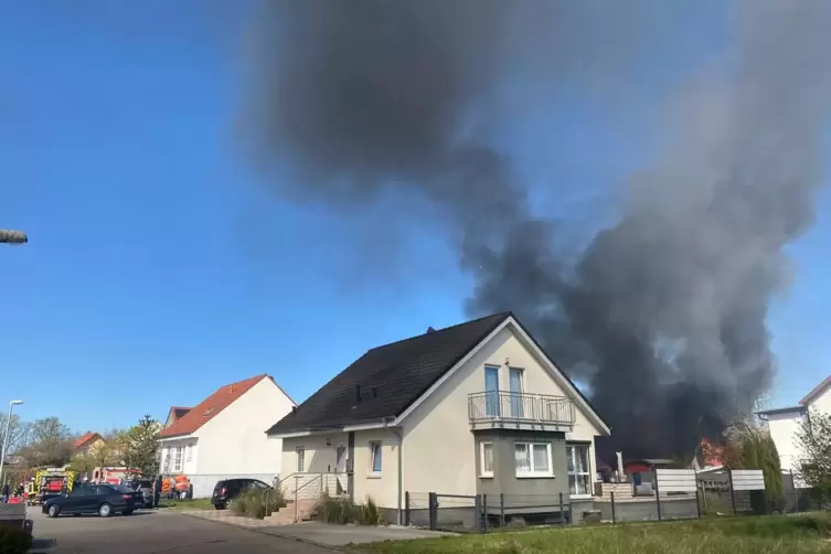 Ein Geb&auml;ude steht in Flammen. 