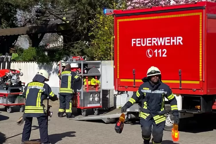 Die Feuerwehr ist mit 11 Fahrzeugen im Einsatz, 