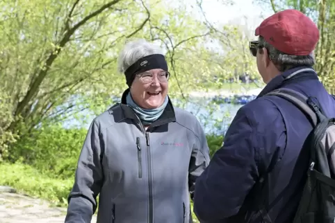 Tanja Braun (links) kommt gern zum Walken auf die Parkinsel. Hier im Gespräch mit Volker Endres.
