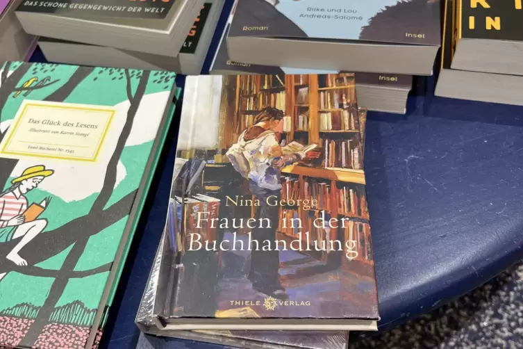 Der Titel stimmt: Ein Dutzend Damen sind gekommen. 
