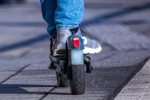Benötigen ein Versicherungskennzeichen: E-Scooter.