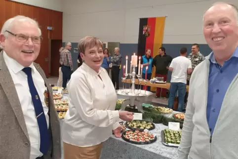 Gerhard Neubert (links) war 32 Jahre lang Vorsitzender des CDU-Ortsverbands Neidenfels. Mit ihm auf dem Foto sind Bürgermeisteri
