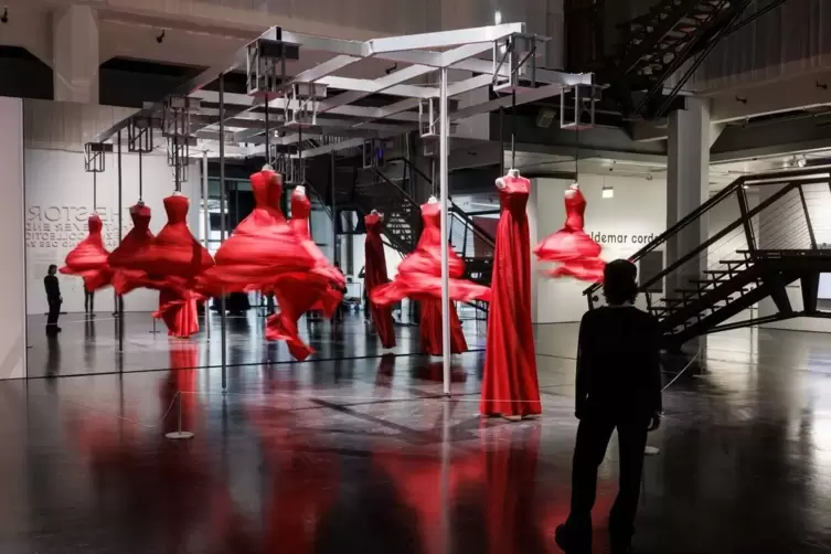 Tanz mit der Technik: Ursula Neugebauers &bdquo;tour en l&rsquo;air&ldquo; 1998 . 