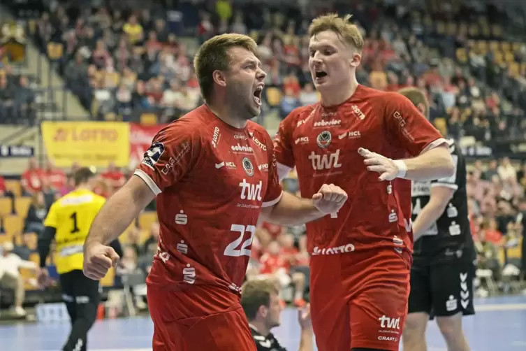 Kian Schwarzer (links) und Nicolas Waldvogel atmen auf &ndash; die Eulen Ludwigshafen haben vorerst den Abstiegsplatz verlassen. 