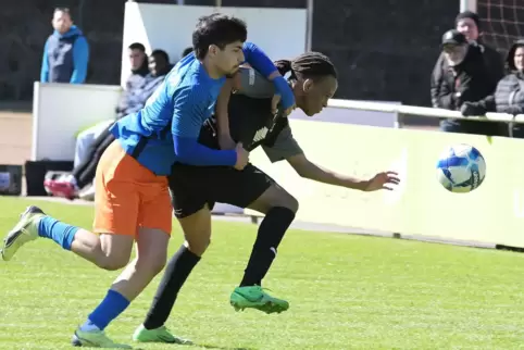 Schütze des 1:0 für Hauenstein: Anesu Chagonda (rechts), hier im Zweikampf mit dem Speyerer Muhammad Mahmoodi.