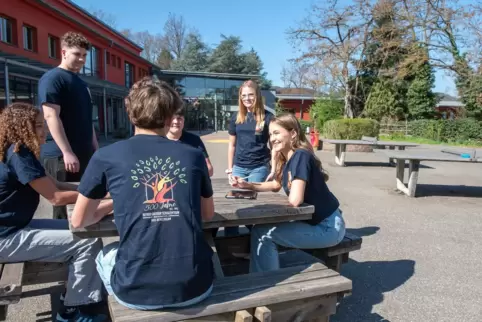 Die Schülervertretungen der Realschule plus und des Gymnasiums im Alfred-Grosser-Schulzentrum präsentieren die Jubiläumsshirts. 