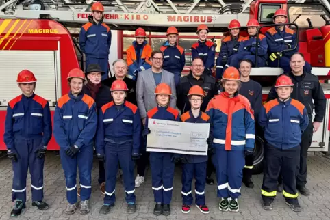 Die Jugendfeuerwehr Kirchheimbolanden freut sich über die Spende des Lions Clubs. Mit dem Geld soll ein Mannschaftszelt angescha