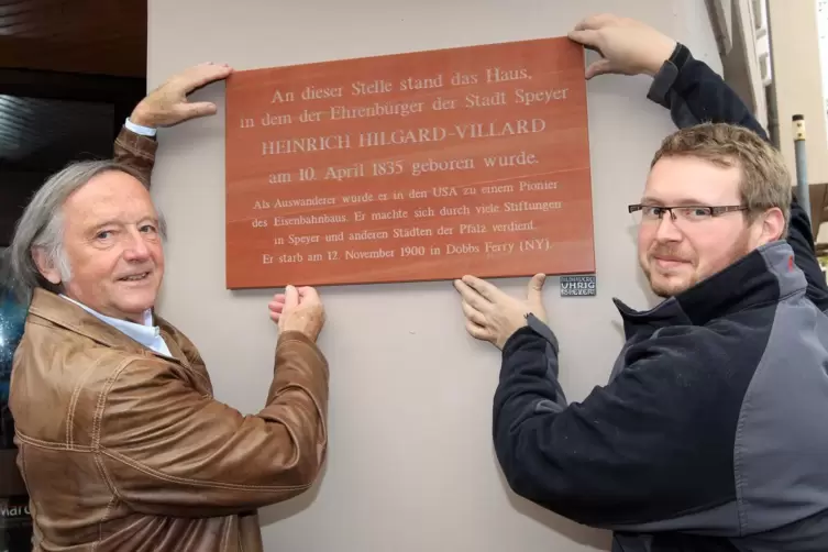 2015: Karl Erhard Schuhmacher und Steinmetz Tobias Uhrig bringen eine Gedenktafel an, wo einst Hilgards Geburtshaus stand.