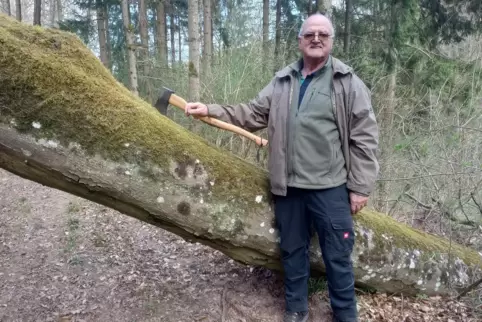 Wolfgang Friesen mit der limitierten Bison-Ehrenforstaxt des Waldbauvereins. 