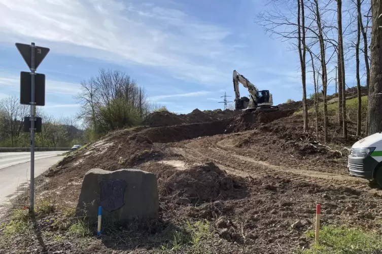 Die Baustelle an der Friedelhauser Stra&szlig;e beim Schwimmbad.