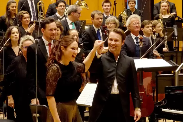 Pietari Inkinen (rechts) mit Pianistin Anna Vinnitskaya bei einem DRP-Konzert im November 2024 im SWR-Studio Kaiserslautern. 