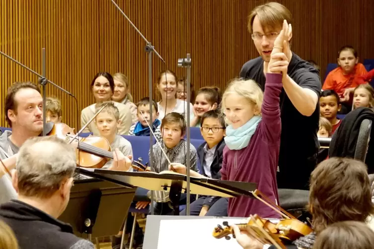 Inkinen war auch in der Nachwuchsarbeit aktiv, hier 2019 bei einer Probe f&uuml;r ein &bdquo;Konzert f&uuml;r junge Ohren&ldquo; der DRP in Kaiserslau